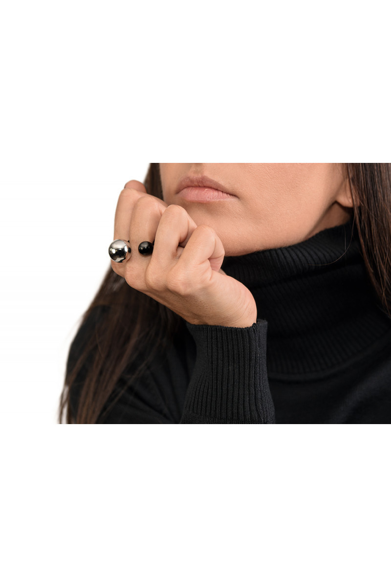 Stainless steel jewelry set with silver and black spheres