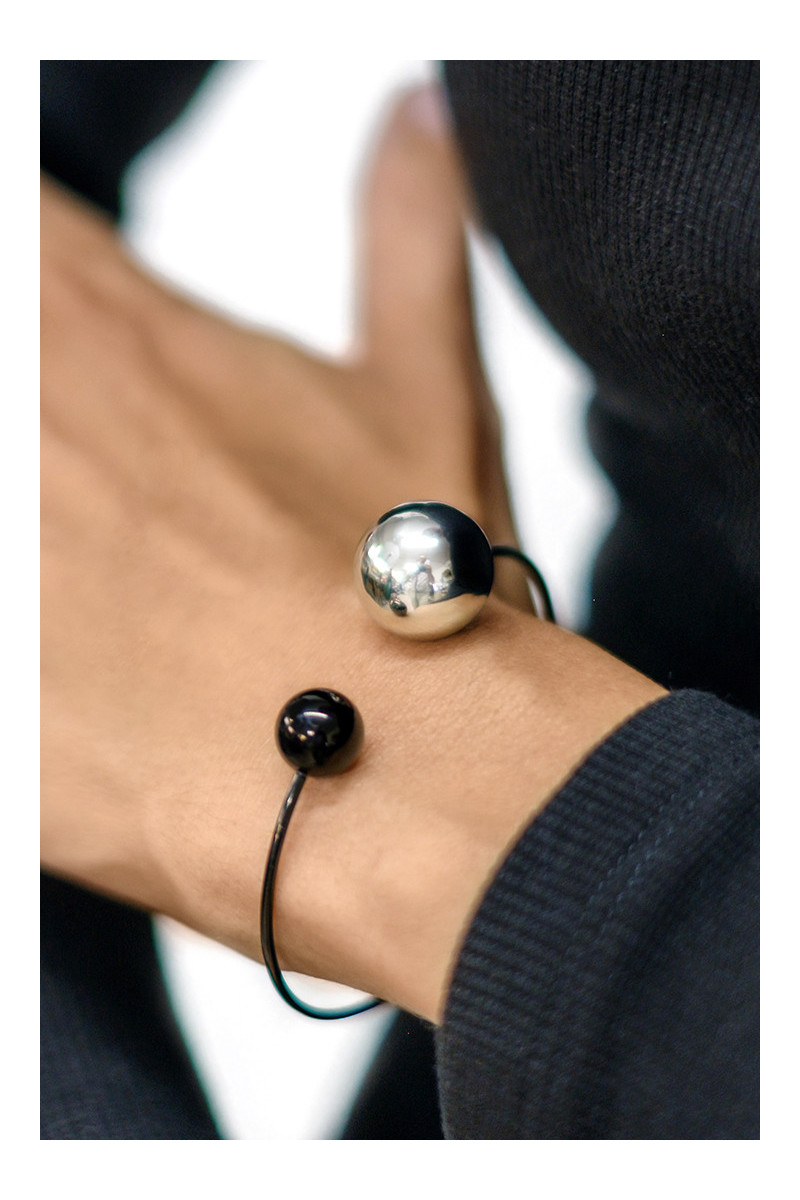 Stainless steel jewelry set with silver and black spheres