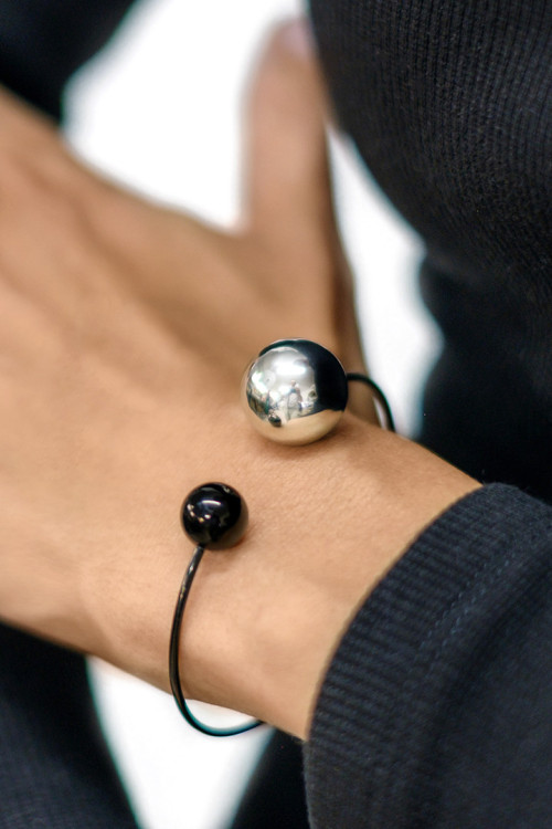 Stainless steel jewelry set with silver and black spheres