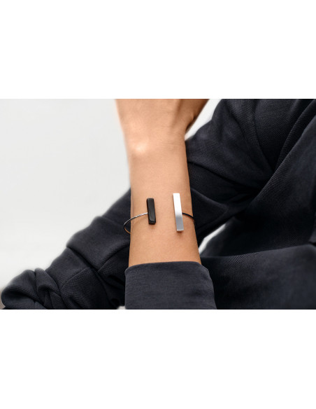 Delicate stainless steel bracelet in silver and black tones