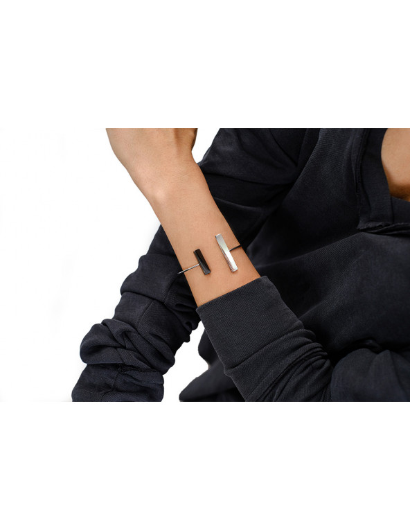 Delicate stainless steel bracelet in silver and black tones