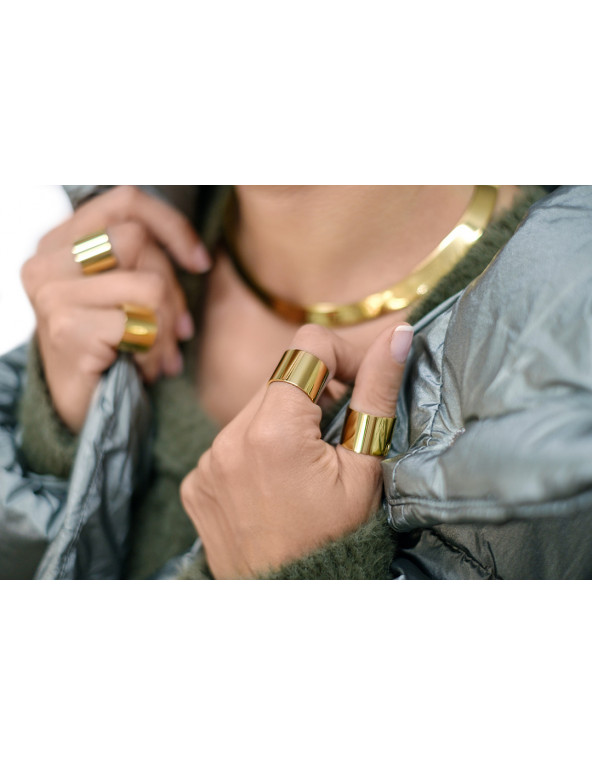 Gold choker made of gold-plated stainless steel in a minimalist design