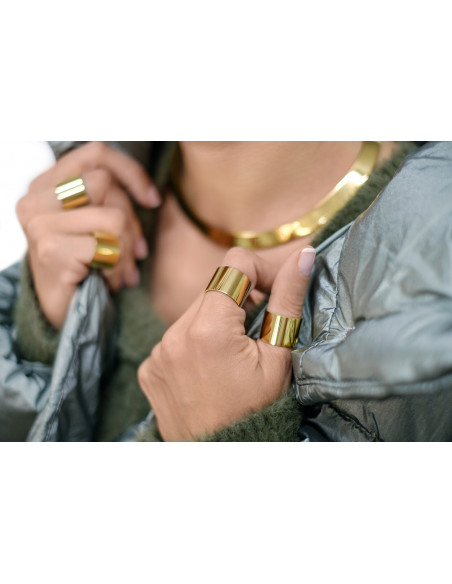 Gold choker made of gold-plated stainless steel in a minimalist design