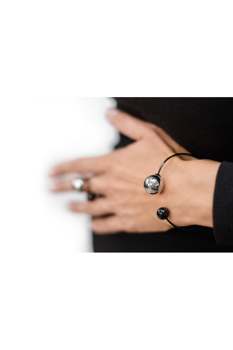 Stainless steel jewelry set with silver and black spheres