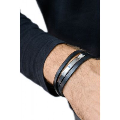 Men’s bracelet with three black leather straps and silver stainless steel plate – bold, modern and secure. 2