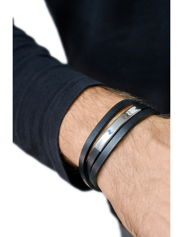 Men’s bracelet with three black leather straps and silver stainless steel plate – bold, modern and secure.