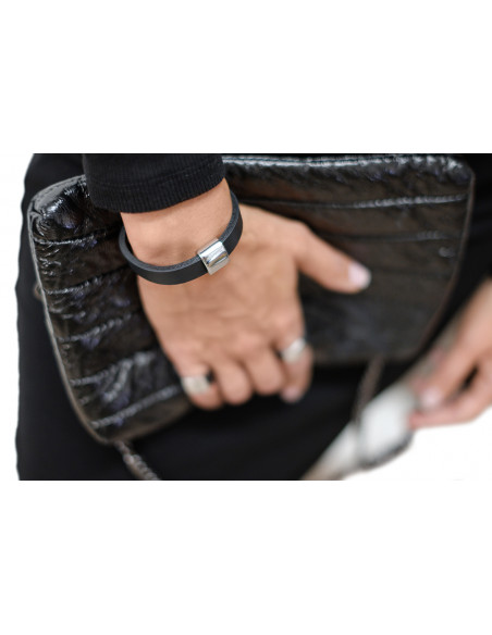 Leather bracelet with gold-plated steel element