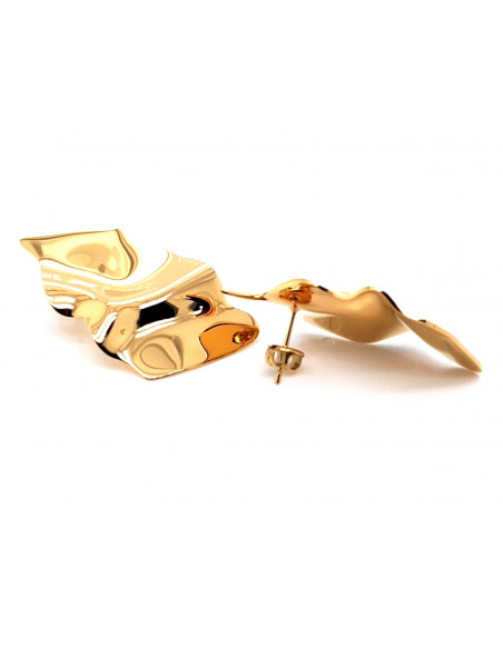 Gold crumpled plate earrings made of stainless steel with stud clasp