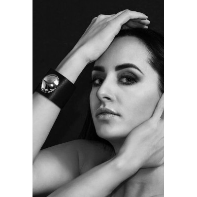 Black leather bracelet with matte element 2