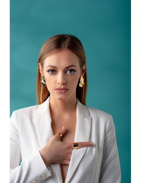 Gold crumpled plate earrings made of stainless steel with stud clasp