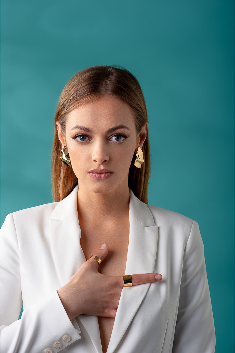 Gold crumpled plate earrings made of stainless steel with stud clasp
