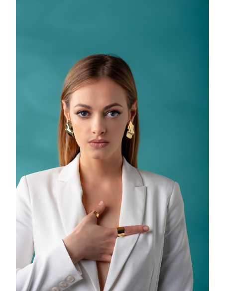 Gold crumpled plate earrings made of stainless steel with stud clasp