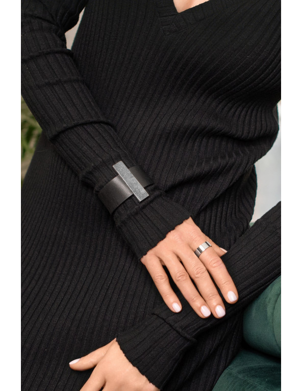 Black leather bracelet with matte clasp and steel element – handcrafted