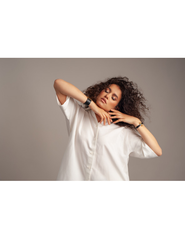 Delicate bracelet made of black leather and gold-plated stainless steel – with an adjustable gold clasp