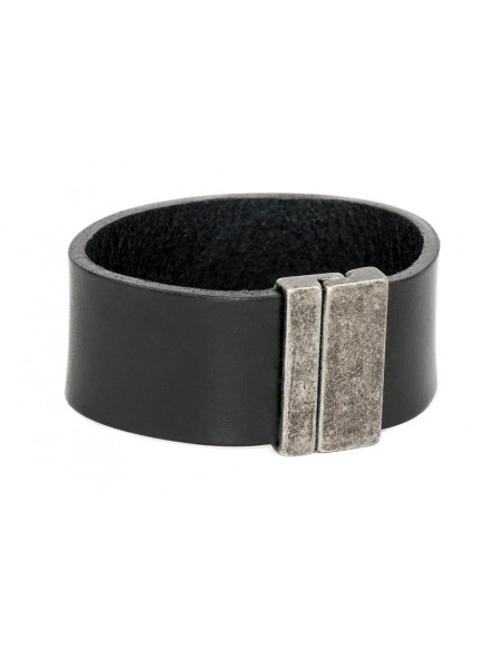 Men's bracelet made of black leather with a matte magnetic clasp