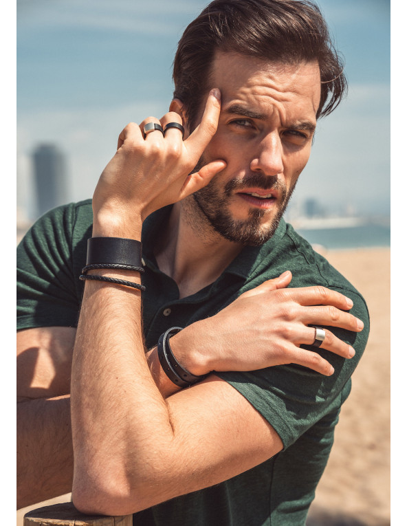 Men’s black leather bracelet with matte magnetic clasp