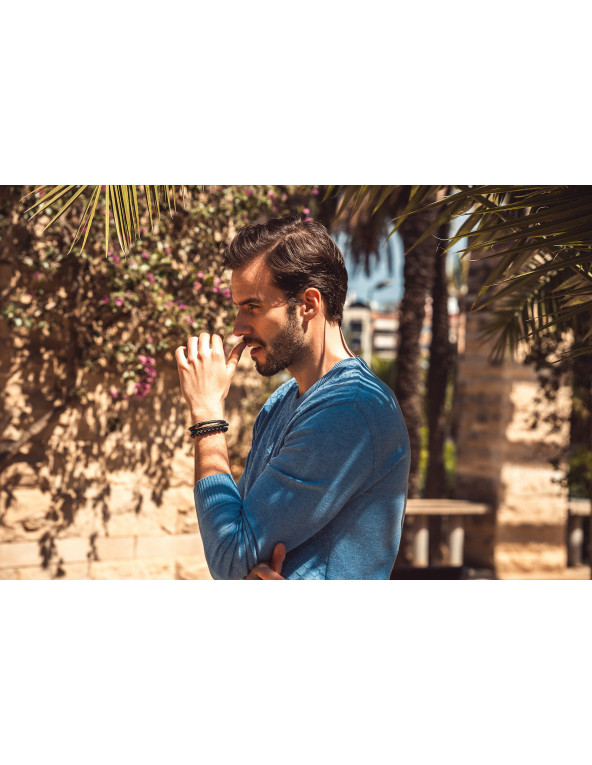 Bracelet on black elastic cord with natural onyx stones