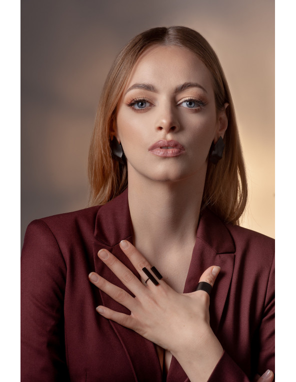 A delicate and raw jewellery set made of black stainless steel