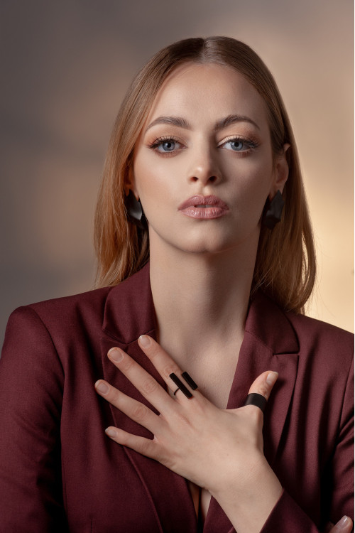 A delicate and raw jewellery set made of black stainless steel