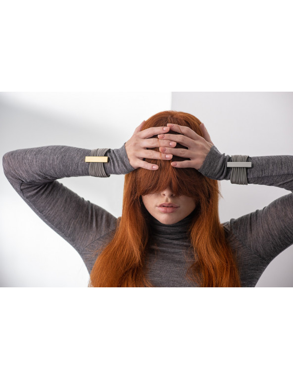 Bracelet made of wide stainless steel mesh and gold-plated steel with a magnetic clasp.