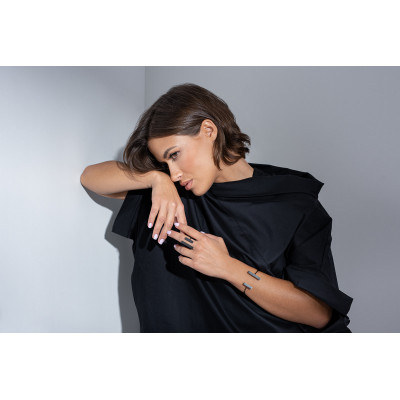 A delicate and raw jewellery set made of black stainless steel 2