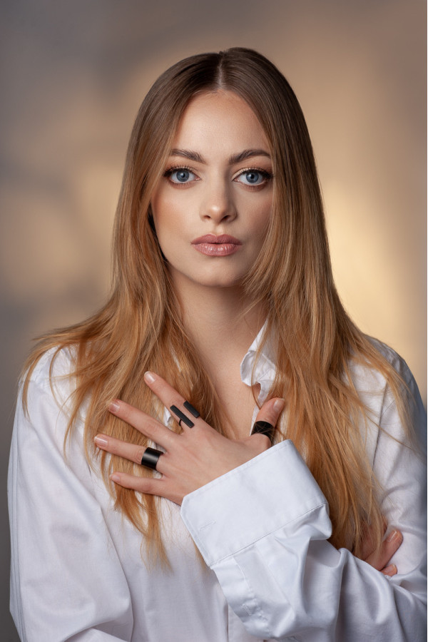 Adjustable ring made of black matte stainless steel. 2