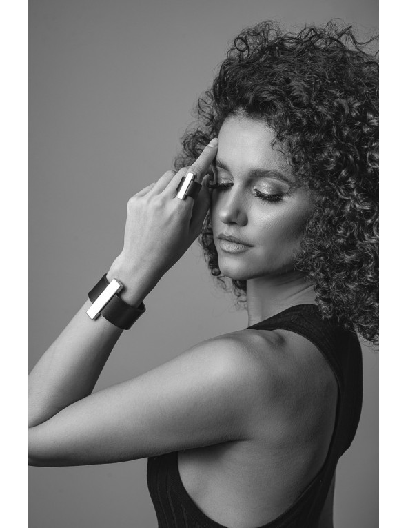 Brown leather bracelet with gold-plated element and magnetic clasp