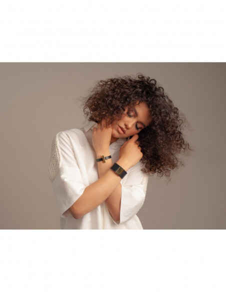 Brown leather bracelet with glossy gold magnetic clasp