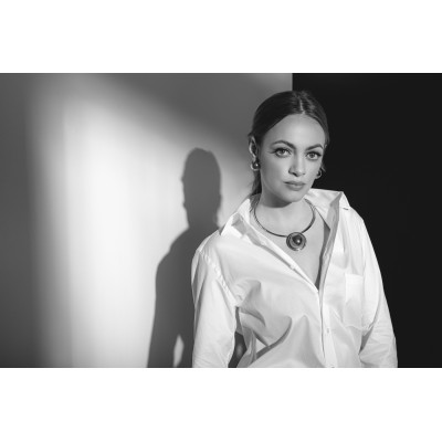 Delicate silver stainless steel choker with a movable pendant 2