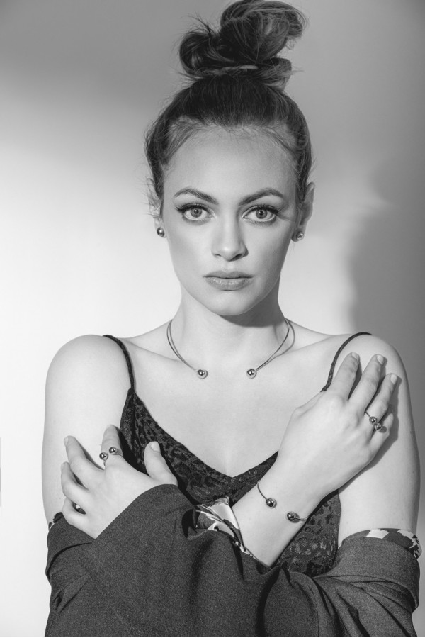 Stainless steel bracelet in a gold color. 2