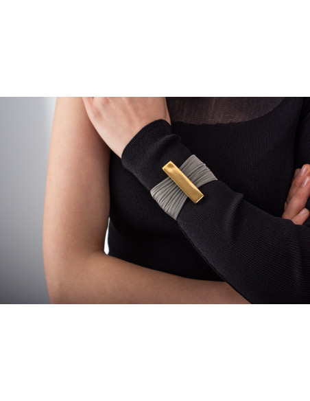 Bracelet made of wide stainless steel mesh and gold-plated steel with a magnetic clasp.