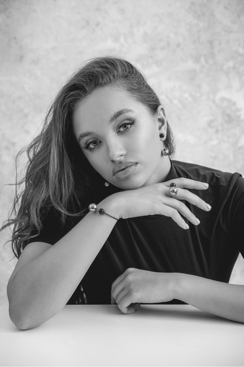 Stainless steel jewelry set with silver and black spheres