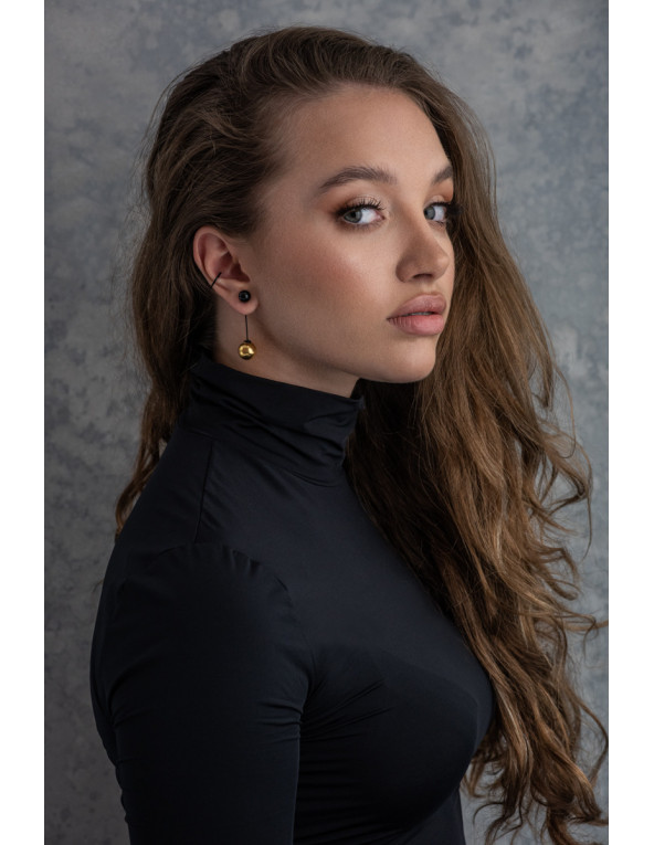 Gold-plated stainless steel earrings with black and gold spheres – elegant two-tone design.