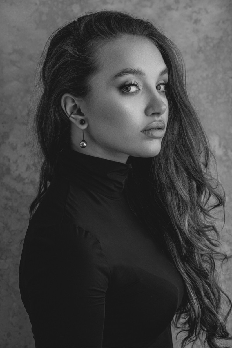 Stainless steel jewelry set with silver and black spheres