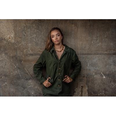 Modern gold-plated stainless steel necklace with large links in a shiny golden tone. 2