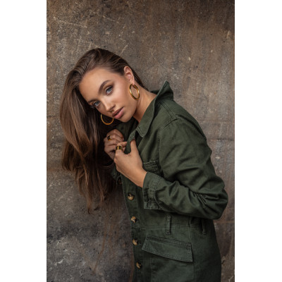 Large gold-plated stainless steel hoop earrings with a timeless and elegant design. 2