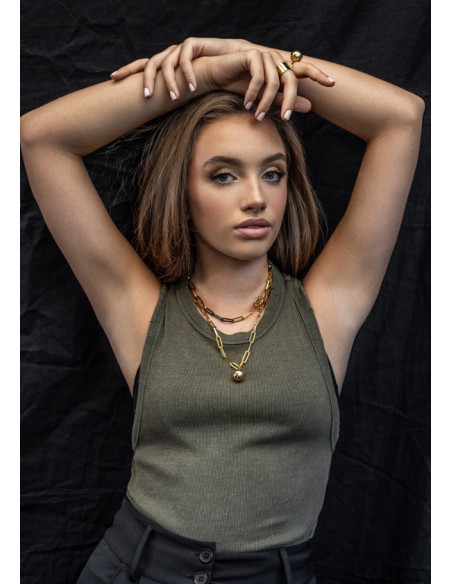 Short gold-plated stainless steel necklace with large links in gold and matte black tones.