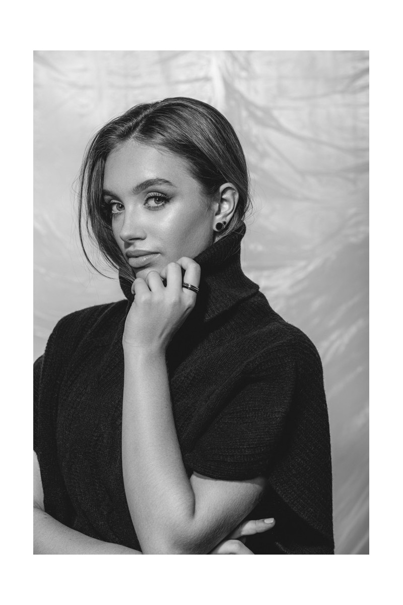 Delicate stainless steel earrings with black accent – elegant minimalist jewelry