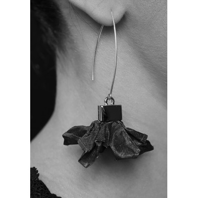 Handmade black stainless steel mesh and gold-plated sterling silver 925 earrings in black and gold tones. 2