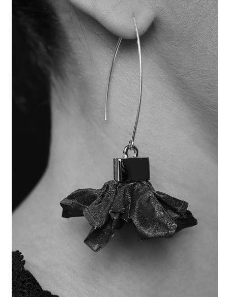 Handmade black stainless steel mesh and gold-plated sterling silver 925 earrings in black and gold tones.