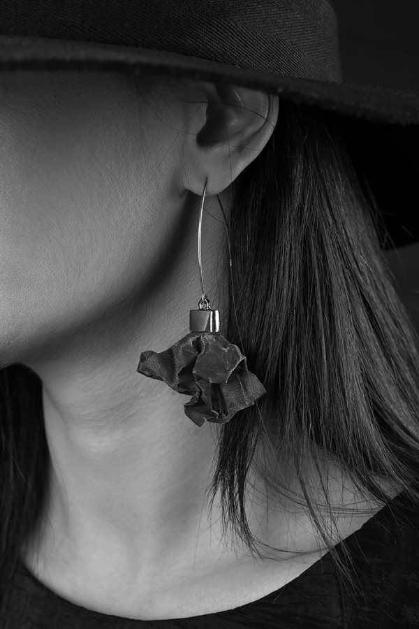 Handmade black stainless steel mesh and gold-plated sterling silver 925 earrings in black and gold tones. 2