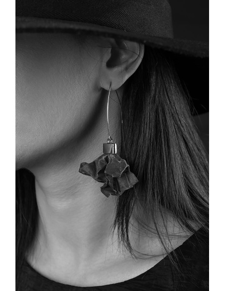 Handmade black stainless steel mesh and gold-plated sterling silver 925 earrings in black and gold tones.