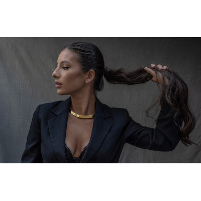 Gold choker made of gold-plated stainless steel in a minimalist design 2