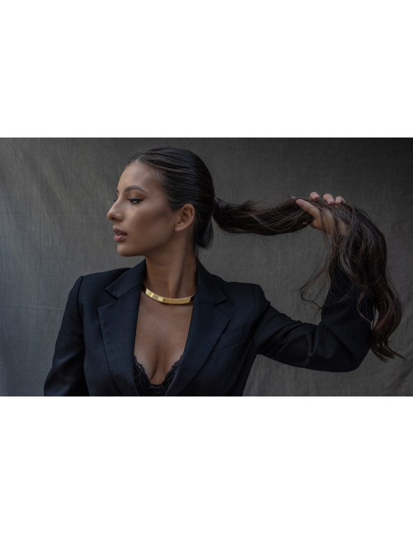Gold choker made of gold-plated stainless steel in a minimalist design