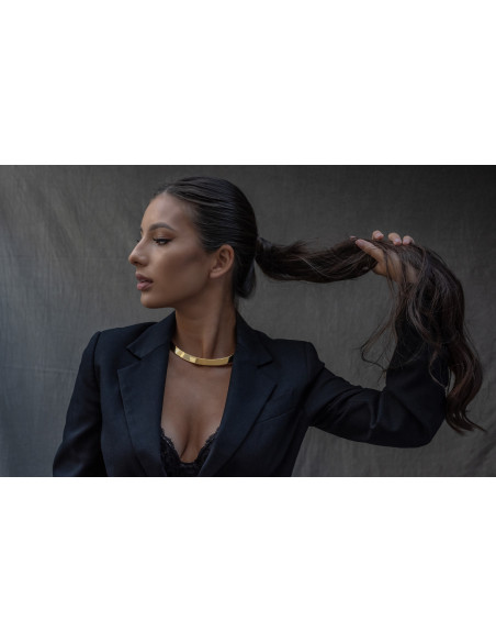 Gold choker made of gold-plated stainless steel in a minimalist design