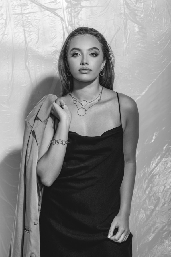 Gold-plated stainless steel bracelet with movable elements in an elegant minimalist style 2