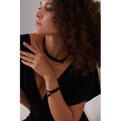 Adjustable necklace and bracelet set made of natural leather and matte black stainless steel. 2