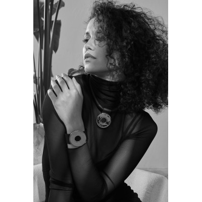 Choker necklace in leather and shiny gold - circle 2