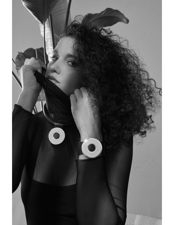 Choker necklace in leather and shiny gold - circle