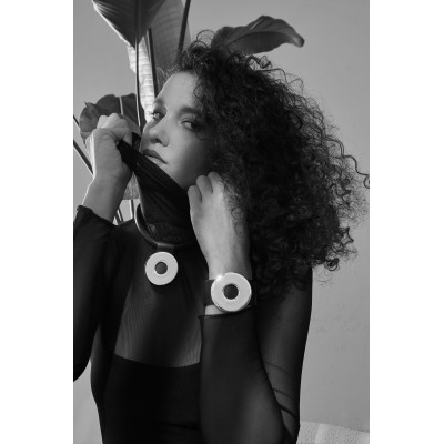 Black leather bracelet with shiny gold-plated steel ring 2